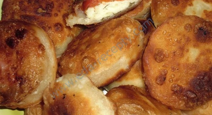 пирожки жареные с творогом и помидорами