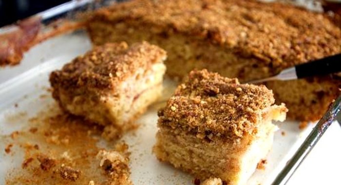 Пирог с корицей и ореховой посыпкой