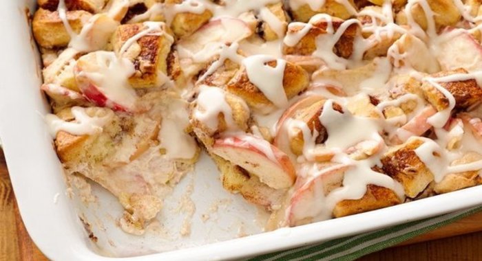 Воздушный яблочный пирог с корицей