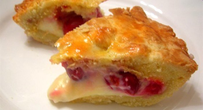 Баскский пирог с вишней