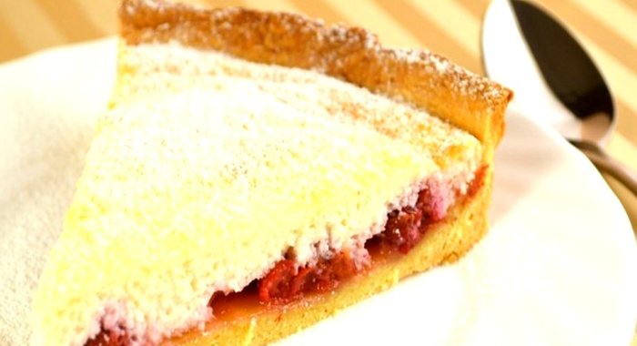 Пирог с творогом и вишней