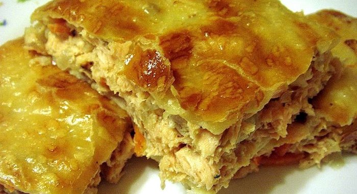 Слоеный пирог с курицей и грибами