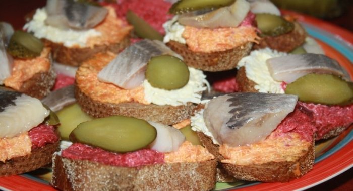 Разноцветные бутерброды с сельдью