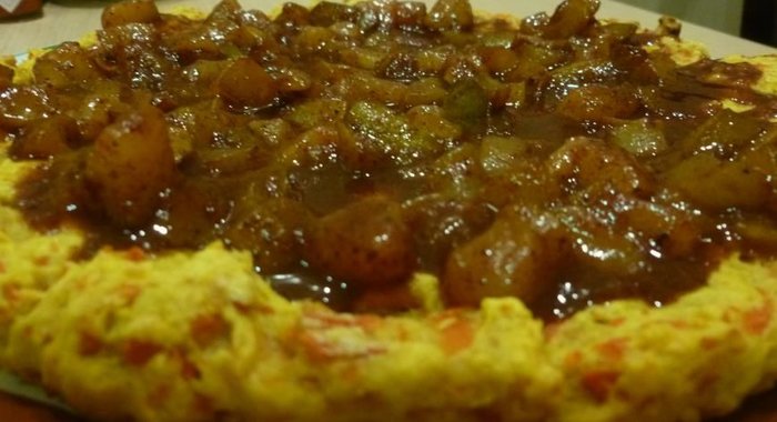 Морковный пирог с пряным грушевым соусом