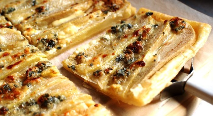 Открытый пирог с грушами и горгонзолой