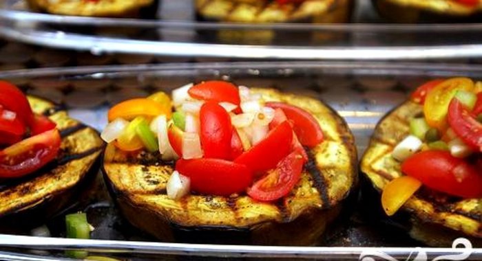 Запеченные баклажаны с сальсой