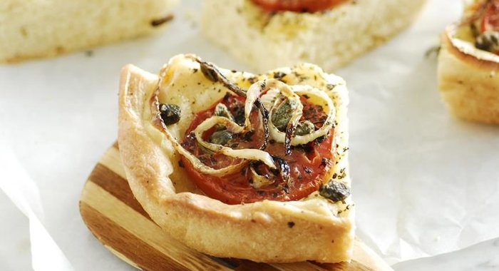 Ладения - пирог с луком и помидорами