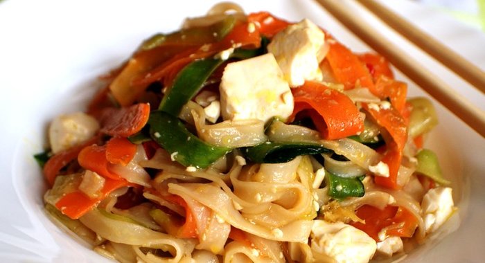 Рисовая лапша с тофу и овощами