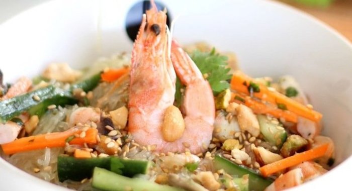 Салат из рисовой лапши с креветками и кешью