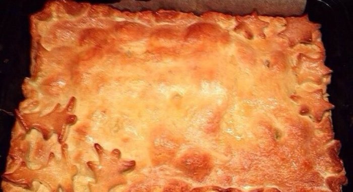 Пирог из слоеного теста с курицей и картофельным пюре