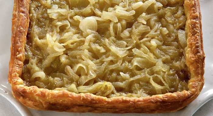 Луковый пирог с медом