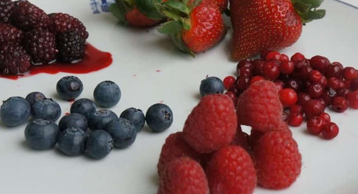 Холодный ягодный суп со сливочным мороженым