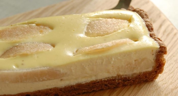 Шоколадный пирог с грушами и творогом