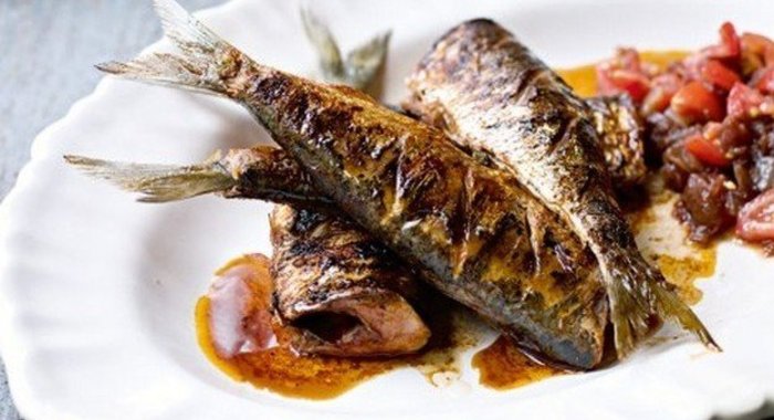 Сардины на гриле с томатным чатни