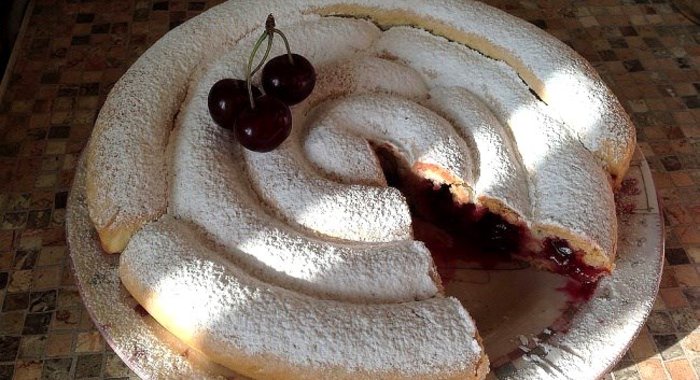 Хитрый пирог с вишней