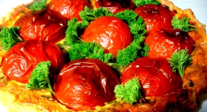 Заливной пирог с фаршированными помидорами
