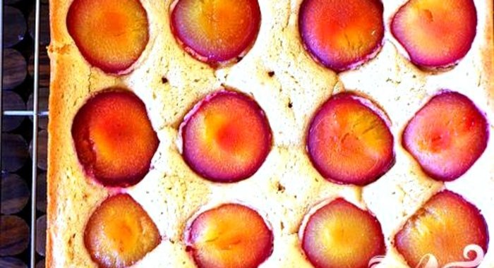 Пирог с крупными сливами и корицей