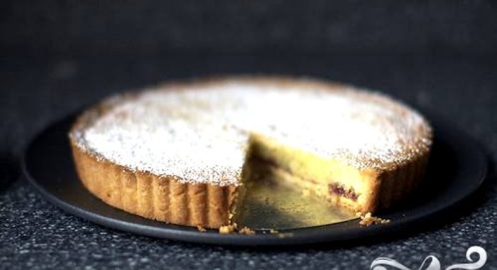 Миндальный пирог с малиной