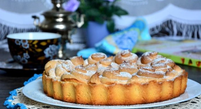 Сливовый пирог с безе