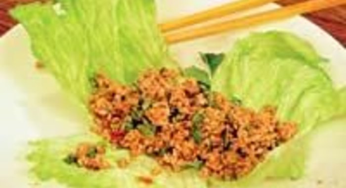 Свинина по-китайски на листьях салата