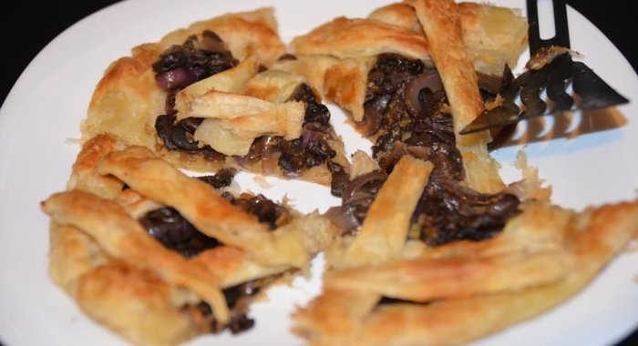 Пирог из слоеного теста с шампиньонами