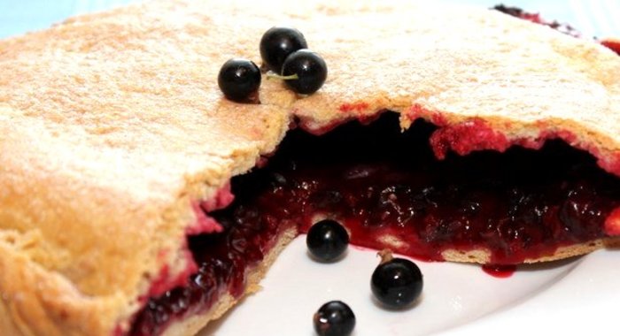 Пирог со смородиной без яиц