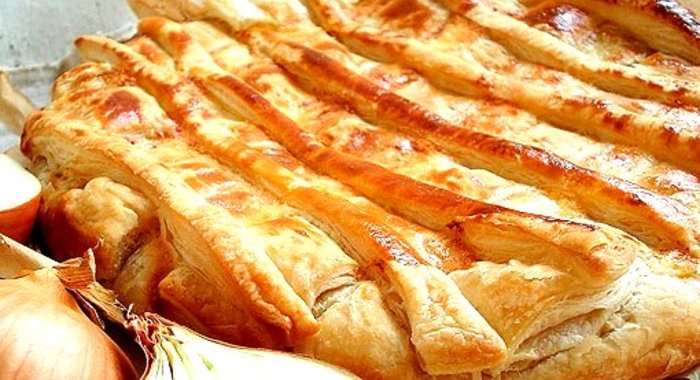 Луковый пирог из слоеного теста