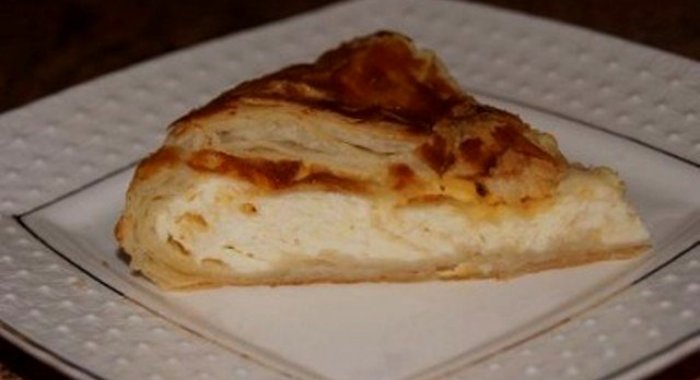 Сырный пирог из слоеного теста