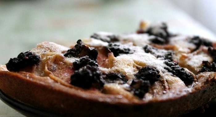 Пирог с яблоками и ежевикой