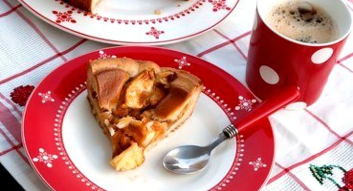 Открытый пирог с яблоками, горгонзолой и орехами