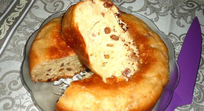 Пирог на ряженке с изюмом