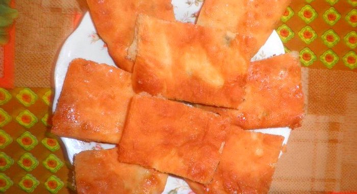 Пирог из кукурузной и пшеничной муки с сырной начинкой