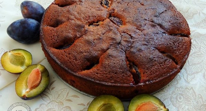 Шоколадный пирог со сливами
