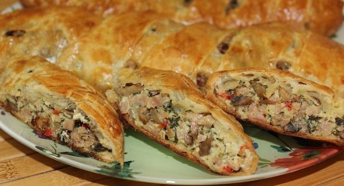 Пирог Косичка из слоеного теста с сыром и ветчиной