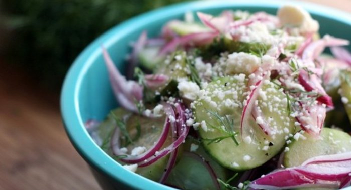 Огуречный салат с фетой и красным луком