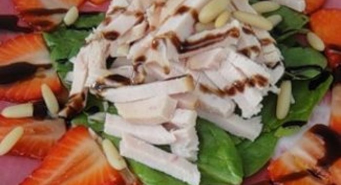 Салат Клубничный поцелуй