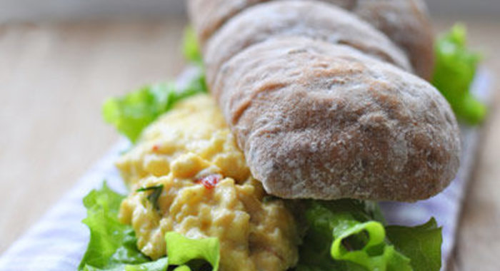 Салат с черной чечевицей и сыром