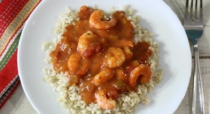 Креветки с коричневый рисом