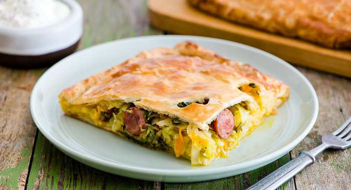 Несложный капустный пирог из слоёного теста