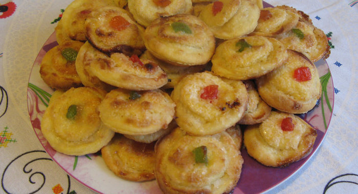 Теплый салат с рисом, кукурузой и креветками