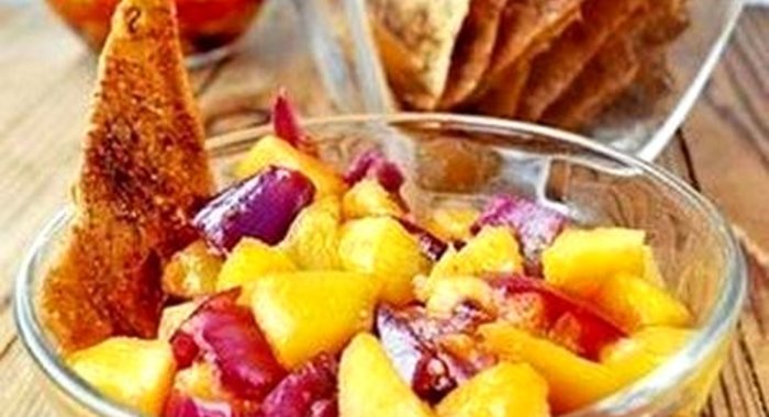 Персиковая сальса c чипсами из лаваша со специями