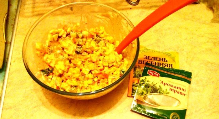 Хрустящий салат с колбасным сыром