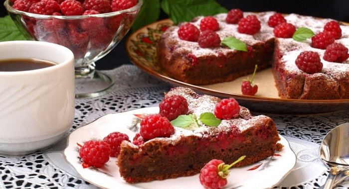 Шоколадный пирог с малиной