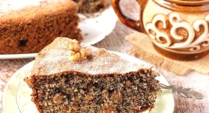 Быстрый пирог с орехами и изюмом