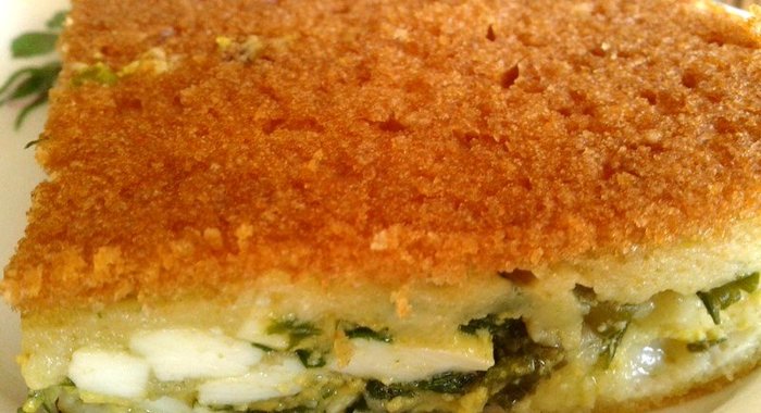 Заливной пирог с зелёным луком и яйцами