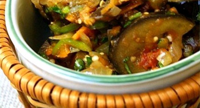 Аджапсандали с зеленым чили