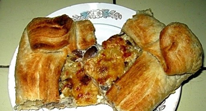 Пирог с грибами из слоеного теста