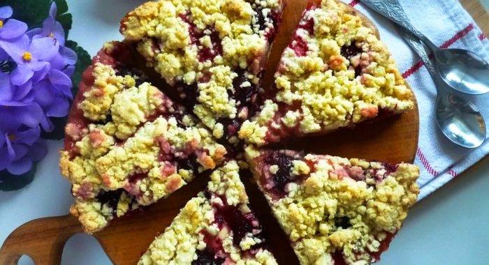 Пирог со сливами и сладкой крошкой