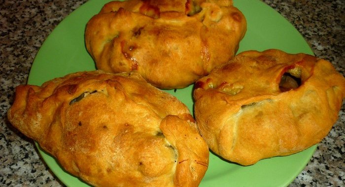 Пироги с яблоками и земляникой