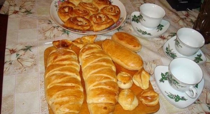 Пирог рыба и розочки